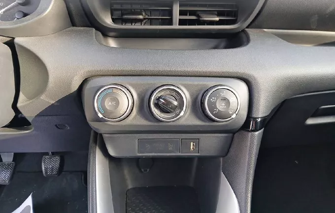 TOYOTA YARIS 70 VVT-i Dynamic Business photo 14 1102797