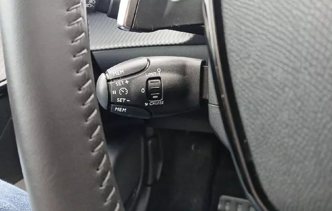 PEUGEOT 208 Hybrid 100 e-DCS6 Allure photo 20 944041