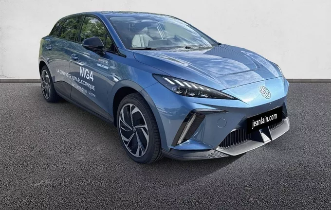 MG MG4 EV 64kWh - 140 kW Premium extérieur trois quart avant droit 7868