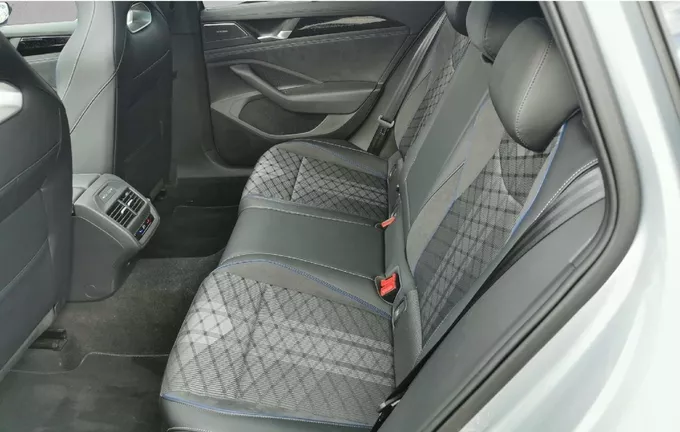 VOLKSWAGEN PASSAT 1.5 eTSI OPF 150 DSG7 R-Line extérieur arrière 2125672