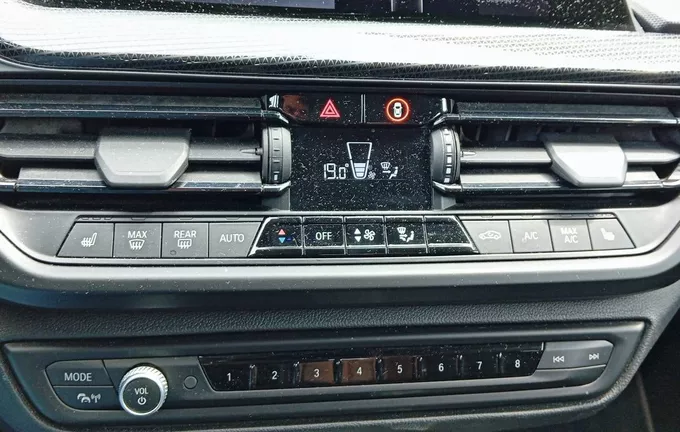 BMW SERIE 1 120d xDrive 190 ch BVA8 Luxury photo 14 560541