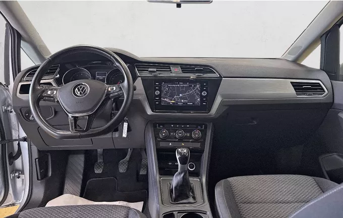 VOLKSWAGEN TOURAN 2.0 TDI 150 7pl Lounge Business extérieur trois quart avant droit 213400
