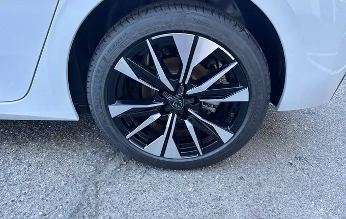 PEUGEOT 308 Hybrid 145 e-DCS6 Allure photo 13 945182