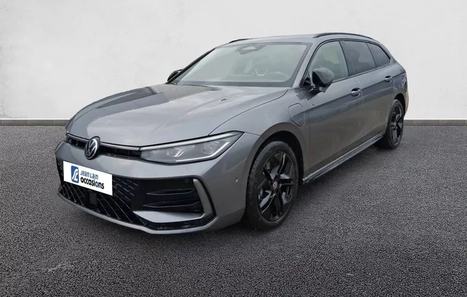 VOLKSWAGEN PASSAT 1.5 eHybrid 272 DSG6 R-Line extérieur trois quart avant gauche 2125543
