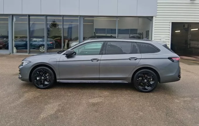 VOLKSWAGEN PASSAT 1.5 eHybrid 272 DSG6 R-Line photo 26 2125543