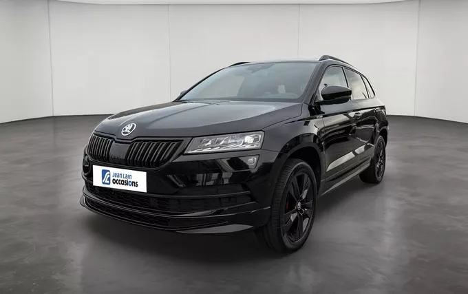 SKODA KAROQ 2.0 TSI 190 ch ACT 4x4 DSG7 Sportline extérieur trois quart avant gauche 2133077