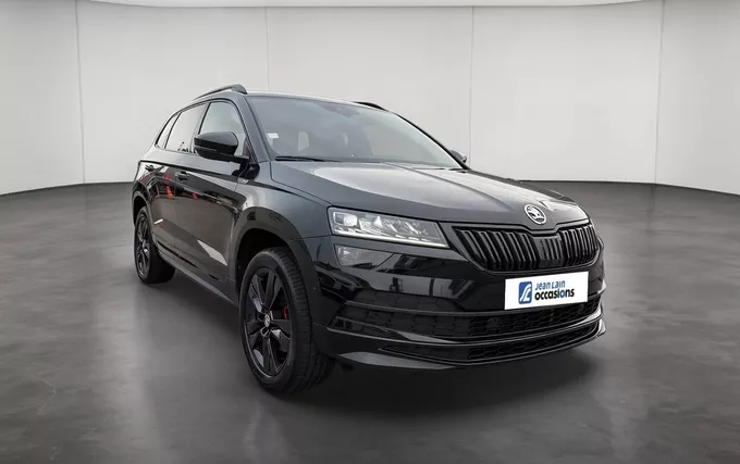 SKODA KAROQ 2.0 TSI 190 ch ACT 4x4 DSG7 Sportline extérieur trois quart avant droit 2133077