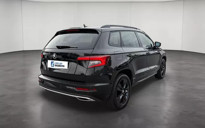 SKODA KAROQ 2.0 TSI 190 ch ACT 4x4 DSG7 Sportline extérieur trois quart arrière droit 2133077