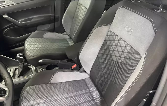 VOLKSWAGEN POLO 1.0 TSI 95 S&S BVM5 R-Line extérieur trois quart arrière droit 2123516
