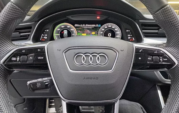AUDI A6 Avant 55 TFSIe 367 ch S tronic 7 Quattro Competition photo 12 2125235