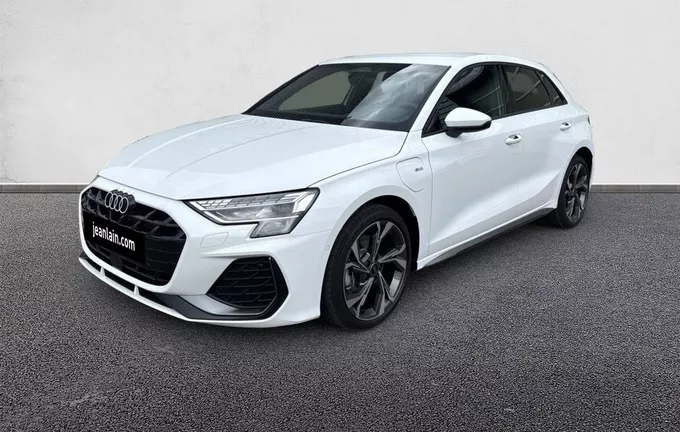 AUDI A3 Sportback TFSI e Hybride rechargeable 204 S tronic 6 S line extérieur trois quart avant gauche 5657