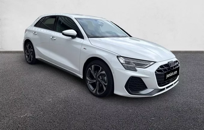 AUDI A3 Sportback TFSI e Hybride rechargeable 204 S tronic 6 S line extérieur trois quart avant droit 5657