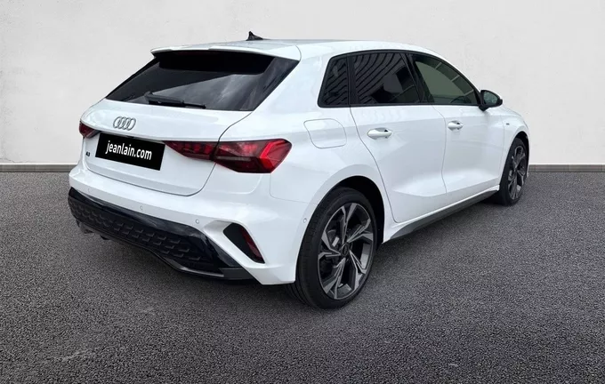 AUDI A3 Sportback TFSI e Hybride rechargeable 204 S tronic 6 S line extérieur trois quart arrière droit 5657
