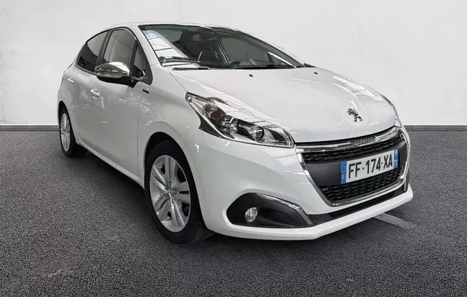 PEUGEOT 208 PureTech 82ch S&S BVM5 Signature extérieur trois quart avant droit 213616